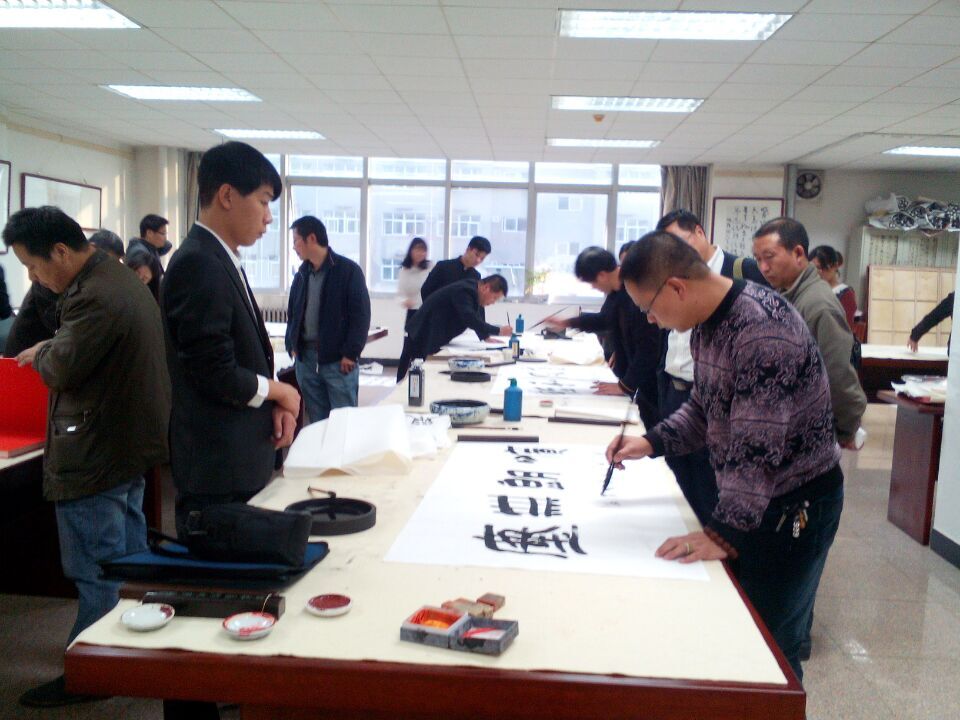 墨香沁校園，藝韻潤心田——我校舉行“書法藝術(shù)進(jìn)校園”座談會(huì)暨“特聘書法家”授聘儀式